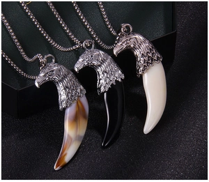 Vue macro de pendentifs tête d'aigle en marron, noir et ivoire sur un coffret à bijoux