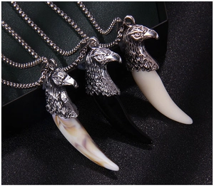 Détails des pendentifs tête d'aigle avec crocs de loup en blanc, noir et texture marbre