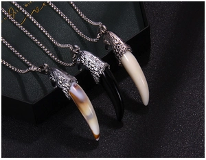 Détails de pendentifs croc de loup avec tête d'aigle en trois textures différentes