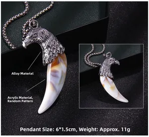 Détail du pendentif tête d'aigle avec corne en acrylique ambré sur chaîne en acier