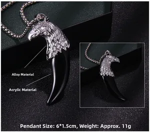 Détail du pendentif tête d'aigle et croc de loup, dimensions 6x1,5cm et griffe en acrylique