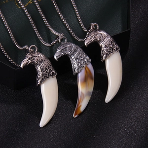 Collier rétro en acier inoxydable pour homme avec tête d'aigle et pendentif dent de loup