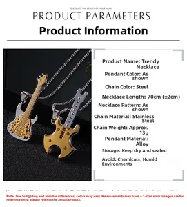 Gros plan détaillé de pendentifs guitare électrique dorés avec chaîne à billes