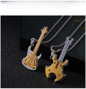 Gros plan de pendentifs guitare or et argent avec cordes détaillées et chaîne à billes