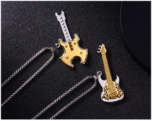 Détail de pendentifs guitare or et argent avec des designs pleins et ajourés