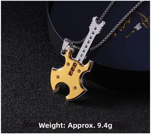 Détail macro du pendentif guitare or et argent montrant les dimensions 6x2cm et poids 9,4g