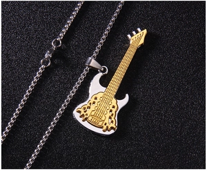 Gros plan détaillé du pendentif guitare électrique bicolore avec texture métallique