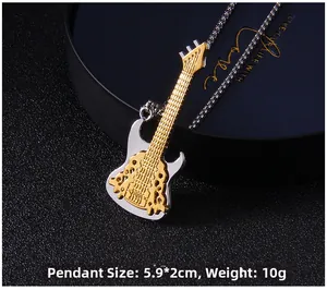 Vue macro du pendentif guitare en or et argent sur une boîte d'affichage noire
