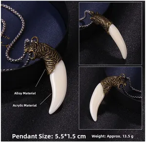 Vue détaillée du pendentif dent de loup vintage avec tête de tigre en bronze et corne