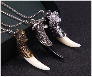 Colliers de dents de loup gothiques en bronze et argent avec pendentifs en résine