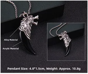 Détail du collier avec tête de dragon et dent de loup synthétique et ses dimensions