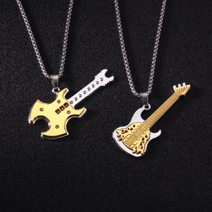 Set de colliers pendentifs guitare or et argent avec strass pour les fans de musique punk rock