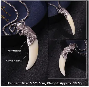 Vue détaillée du pendentif tête de tigre avec croc, taille 5,5x1,5cm et un poids de 13,5g
