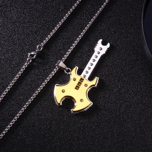 Collier avec pendentif guitare électrique bicolore or et argent serti de cristaux