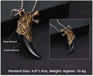 Détail du pendentif dent de loup avec tête de dragon en bronze et dent en acrylique noir