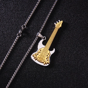 Collier avec pendentif guitare bicolore or et argent au design rock punk avec chaîne fine