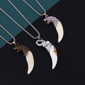 Collier Pendentif Dent de Loup Rétro pour Hommes Femmes Chaîne en Acier Inoxydable Alliage Tête de Tigre Bijoux Style Punk