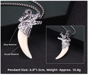 Vue détaillée du pendentif dent de loup tête de dragon montrant dimensions 4.8x1.5cm et poids