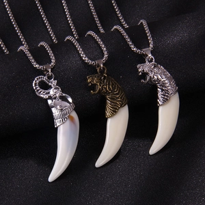 Collier pendentif dent de loup vintage en argent et bronze avec chaîne en acier inoxydable