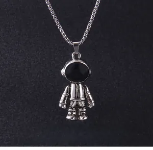 Vue macro du grand pendentif astronaute articulé avec finition polie argent et noir