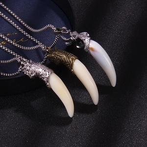 Collier avec pendentif dent de loup rétro en argent et bronze avec chaîne en métal