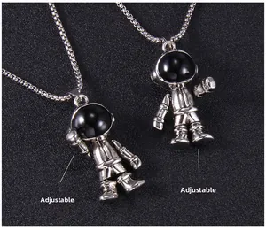 Vue détaillée du pendentif astronaute articulé en argent avec visière noire polie
