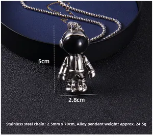 Détail montrant les dimensions du pendentif astronaute et de la chaîne à billes