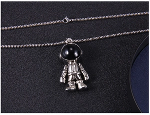 Détail du pendentif astronaute 3D avec masque brillant sur chaîne box argentée