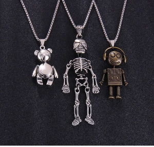 Détail de pendentifs punk ours, squelette mobile et robot sur des colliers en métal