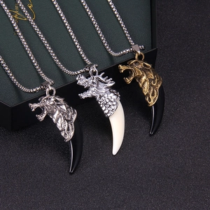 Colliers rétro pour hommes avec pendentifs dents de loup et têtes de dragon