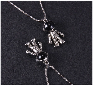 Détail des pendentifs astronaute mobiles style hip-hop avec visières en émail noir
