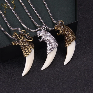 Colliers rétro en acier inoxydable pour hommes avec têtes de dragon et dents de loup