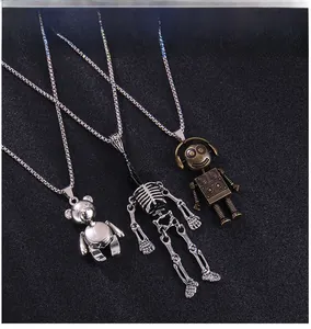 Détail des pendentifs ours punk, squelette articulé et robot sur des chaînes à billes