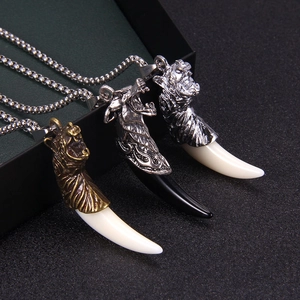 Collier pendentif dent de loup vintage en acier inoxydable finitions bronze et argent