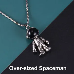 Collier Pendentif Astronaute Hip Hop Hommes Femmes Pendentif Cosmonaute Articulé Chaîne en Acier Inoxydable Bijoux Émaillés