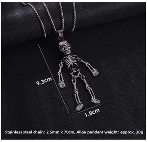 Détail du pendentif robot squelette punk avec dimensions 9.3x1.8cm sur chaîne en acier