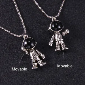 Collier pendentif astronaute hip hop argenté avec articulations mobiles et visière