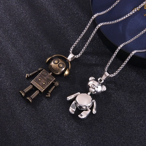 Colliers avec pendentifs robot et ours de style punk sur fond texturé noir élégant