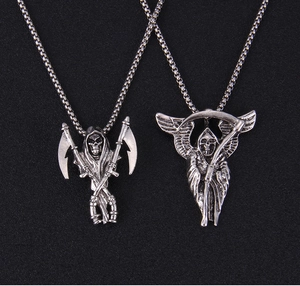Makro-Detail von Retro-Silber Totenkopf-Sensmann-Anhänger mit Punk-Gothic-Texturen