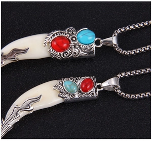 Vue détaillée de pendentifs dents de loup rétro avec gravure florale et pierres turquoise