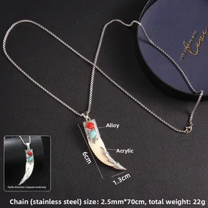 Détail du pendentif dent de loup avec corne acrylique, pierres et chaîne acier 70cm