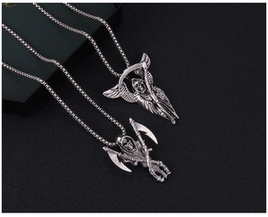 Detailansicht von zwei Sensenmann-Halsketten aus Edelstahl mit Vintage-Silber-Finish