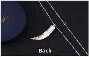 Vue arrière détaillée du pendentif dent de loup vintage avec sertissage en métal argenté