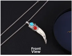 Vue de face du collier tribal avec pendentif en dent et pierres rouges et bleues