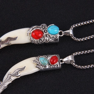 Colliers pendentifs dent de loup vintage avec métal gravé et pierres colorées