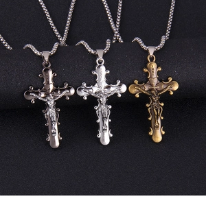 Détails des pendentifs crucifix INRI en noir, argent et bronze sur une chaîne à billes