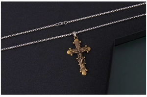 Détail d'un pendentif crucifix vintage en bronze avec inscription INRI et chaîne à billes