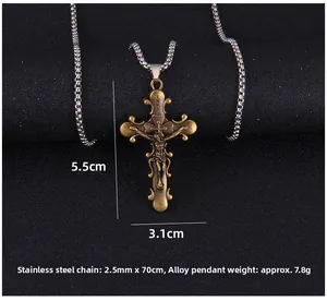Vue macro du pendentif crucifix vintage mesurant 5,5cm sur 3,1cm et chaîne de 70cm de long