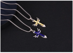 Détail de colliers croix avec ailes d'ange vintage, strass et chaînes gourmettes