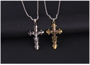 Détail de pendentifs crucifix vintage en argent et bronze avec inscription INRI sur chaînes